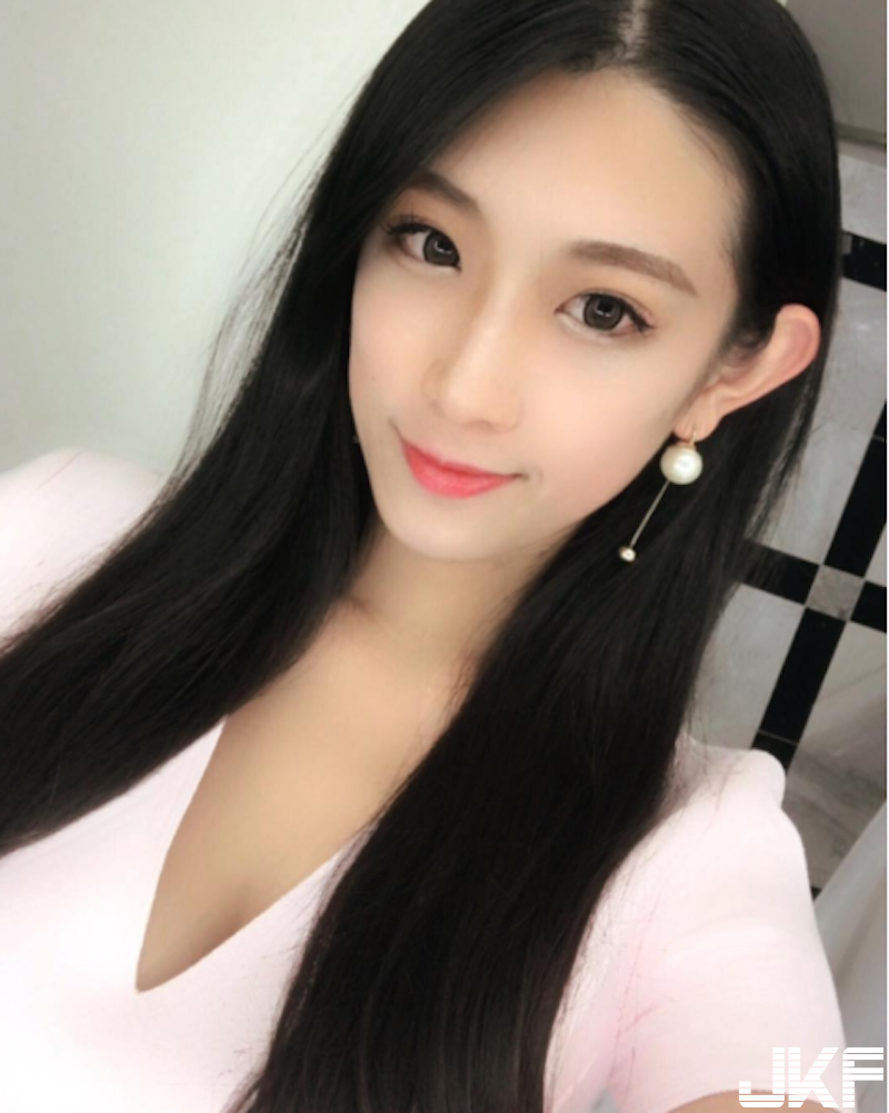 粉色比基尼太搶眼！海邊「超猛大奶姊姊」身體線條好誘惑！