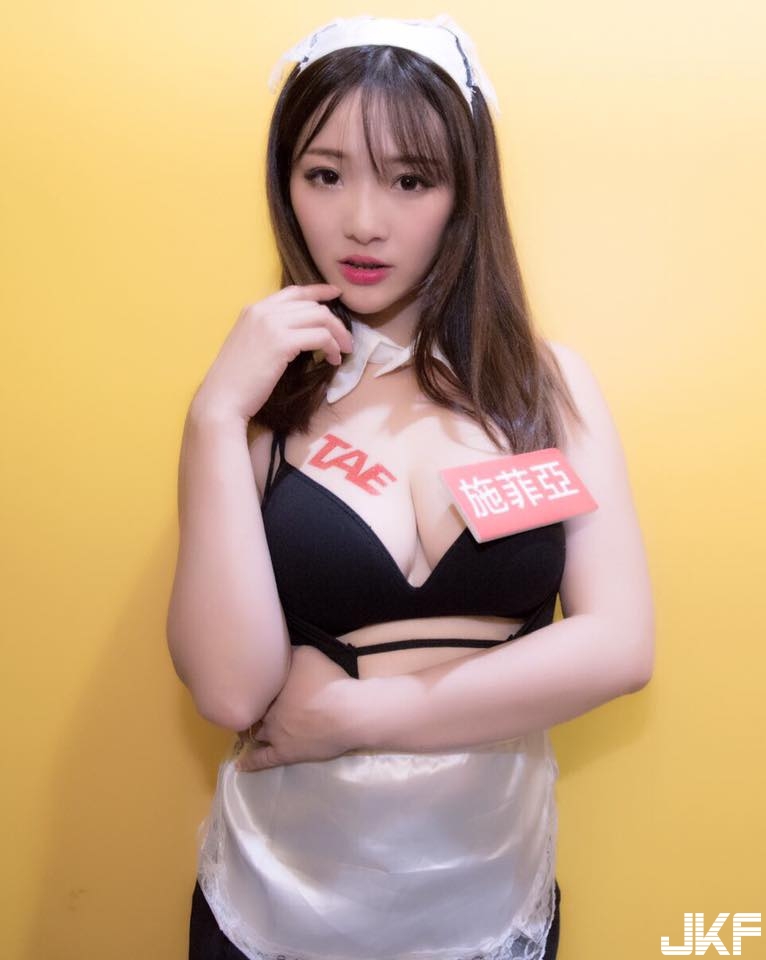 泳池趴大亮點！施菲亞「E級深水炸彈」比基尼快托不住！