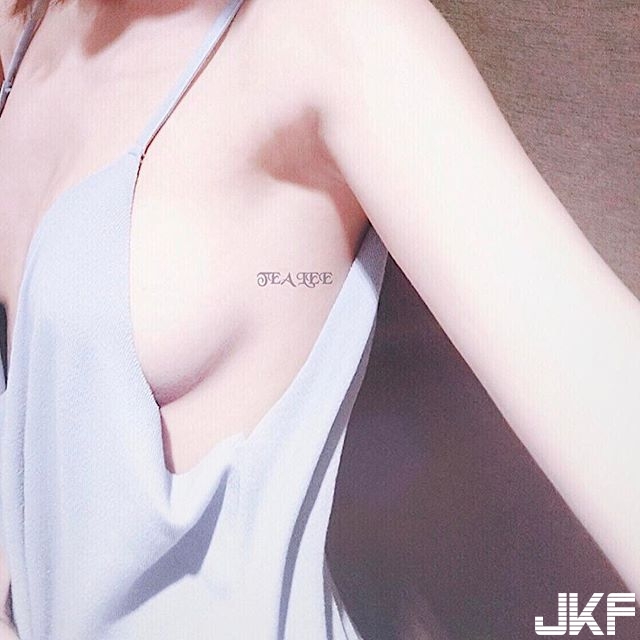 不管是側乳還是下乳都飽滿的妹子「艾蜜 です」，就連床上「曬臀照」也是噴鼻血等級！