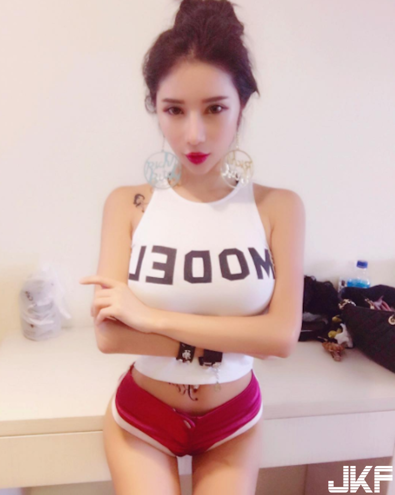 奶奶出門了！甜美「30E小隻馬正妹」身材超逆天！穿什麼都會帶著長輩出門&#8230;