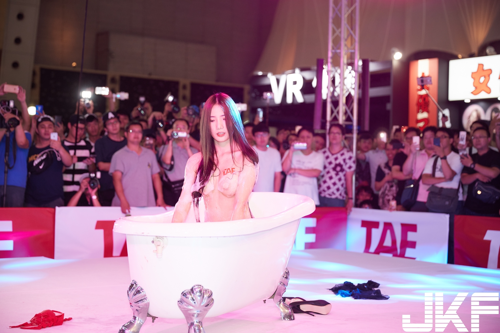 台灣最狂野！「泡泡浴女王」降臨泳池派對！真的太會勾人了