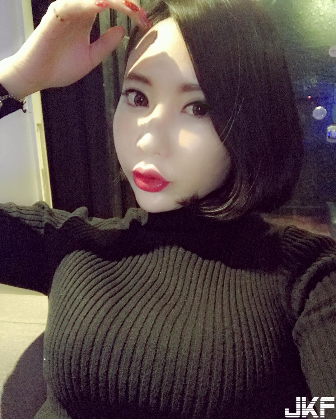 空姐解開制服扣！換上三點式泳衣差點罩不住&#8230;「胸前雄偉」激起陣陣白色巨浪