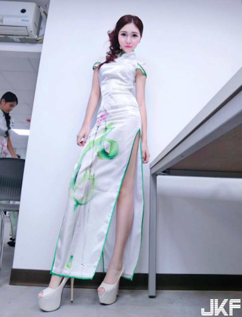 超長美腿正妹！「城市小姐」吳昱萱現身泳池！成為派對中一道「絕美S曲線」！