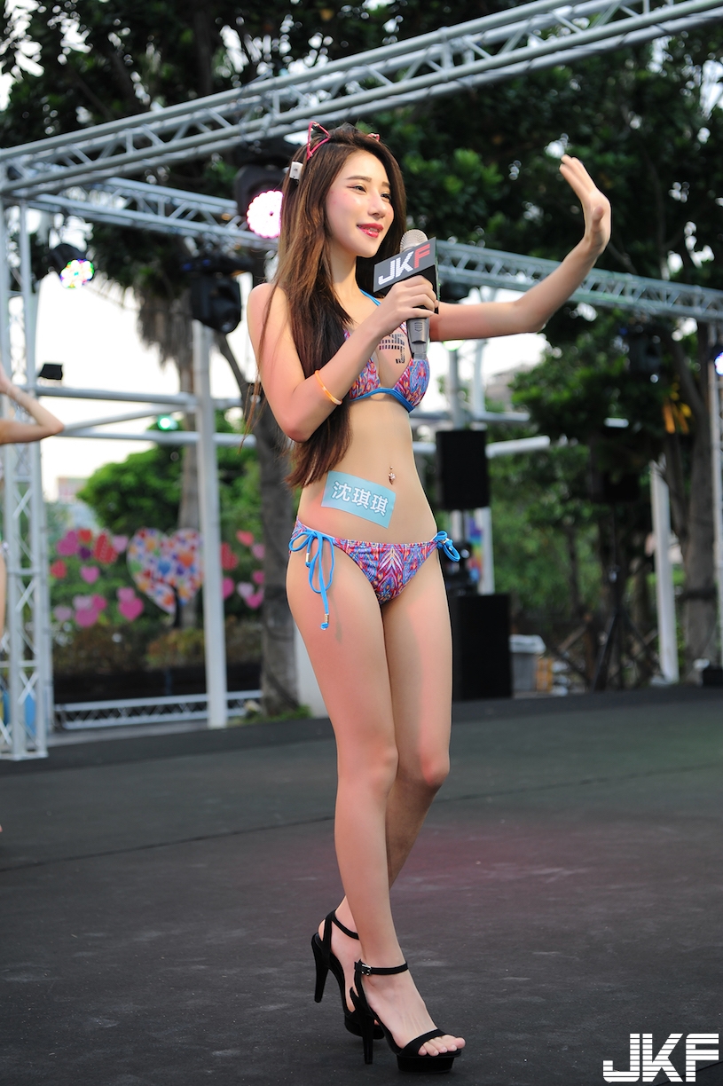 超美乳小隻馬「泳池濕身」！30E豪乳池邊「濕濡摩擦」比基尼快要撐不住啦～