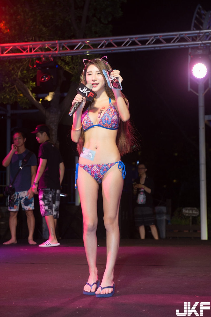超美乳小隻馬「泳池濕身」！30E豪乳池邊「濕濡摩擦」比基尼快要撐不住啦～