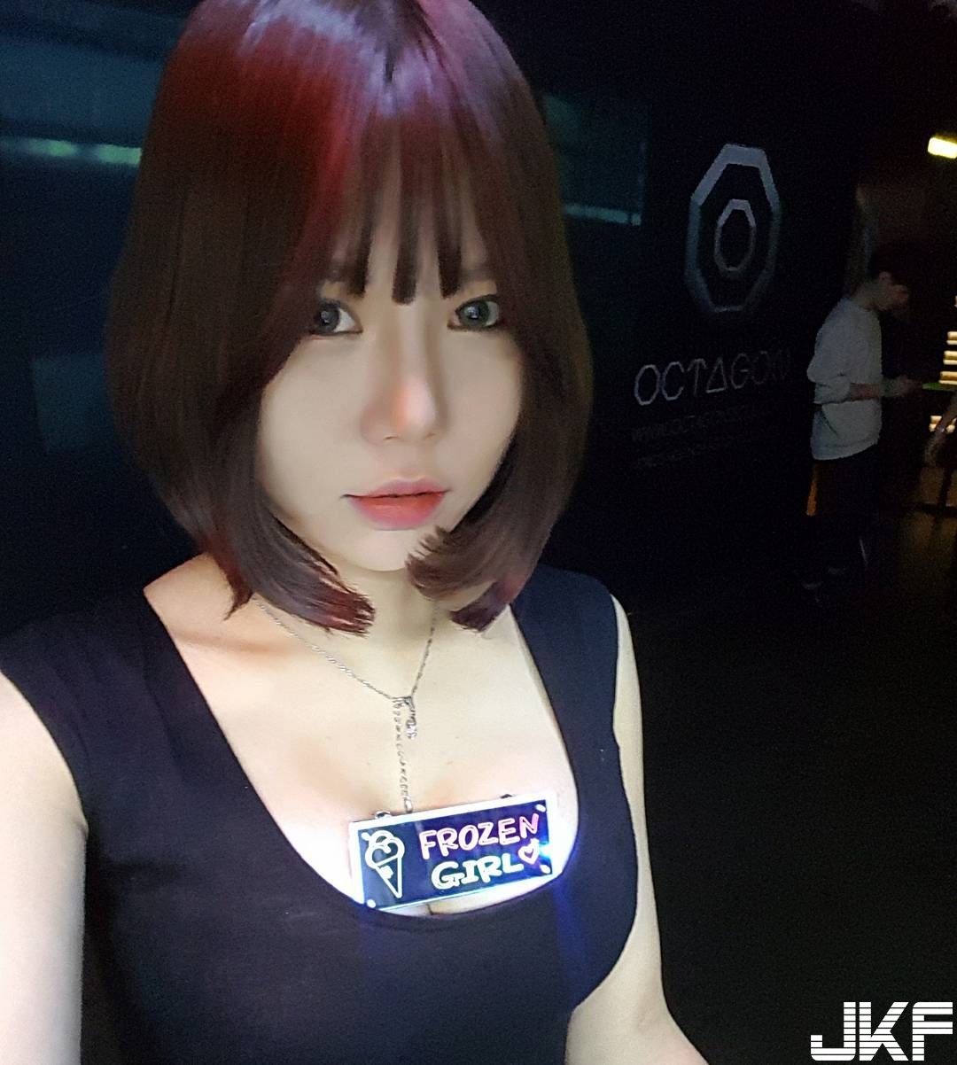 性感DJ台上演出，「嫩白美乳」隨節奏上下晃動好助興！全場觀眾都要嗨翻啦