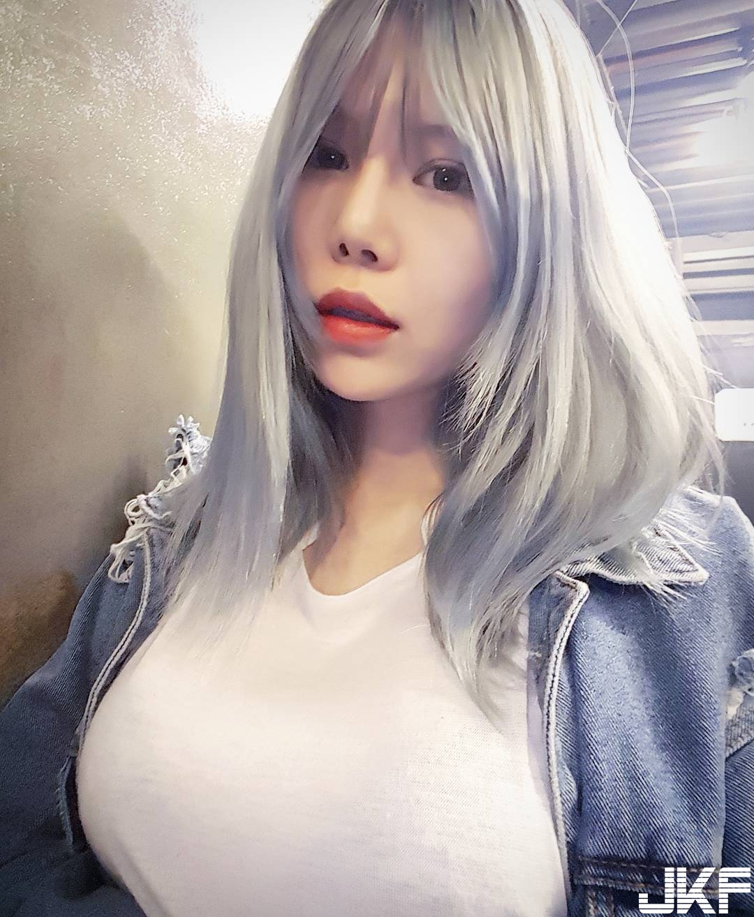 性感DJ台上演出，「嫩白美乳」隨節奏上下晃動好助興！全場觀眾都要嗨翻啦