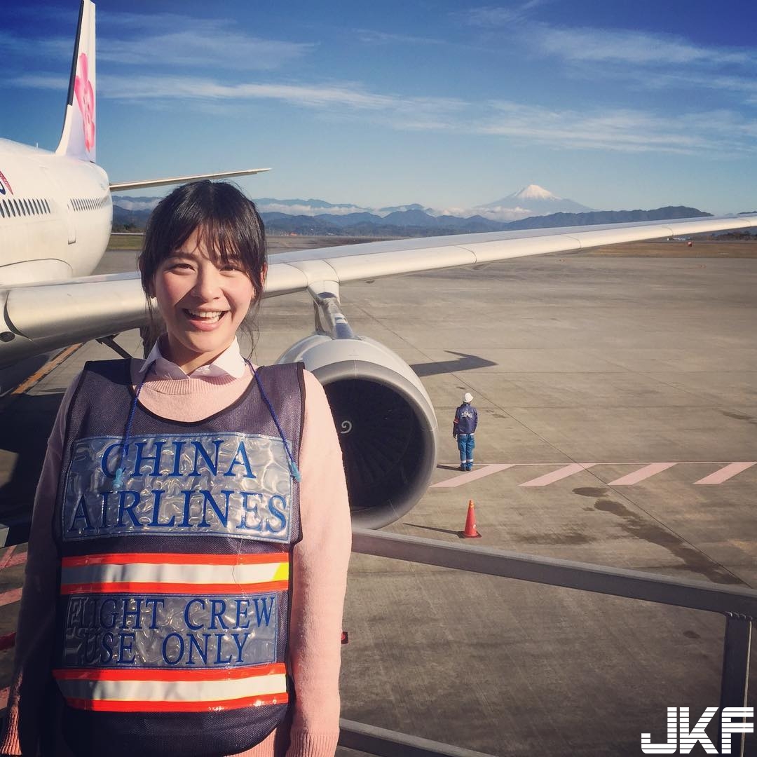 台灣華航最美「正妹機師」！前空服轉開飛機，高顏值美女讓人佩服！