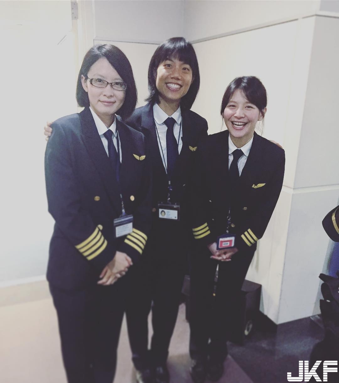 台灣華航最美「正妹機師」！前空服轉開飛機，高顏值美女讓人佩服！