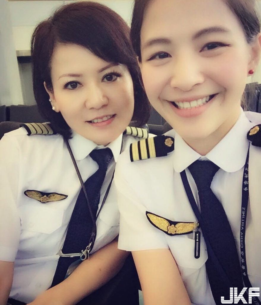 台灣華航最美「正妹機師」！前空服轉開飛機，高顏值美女讓人佩服！