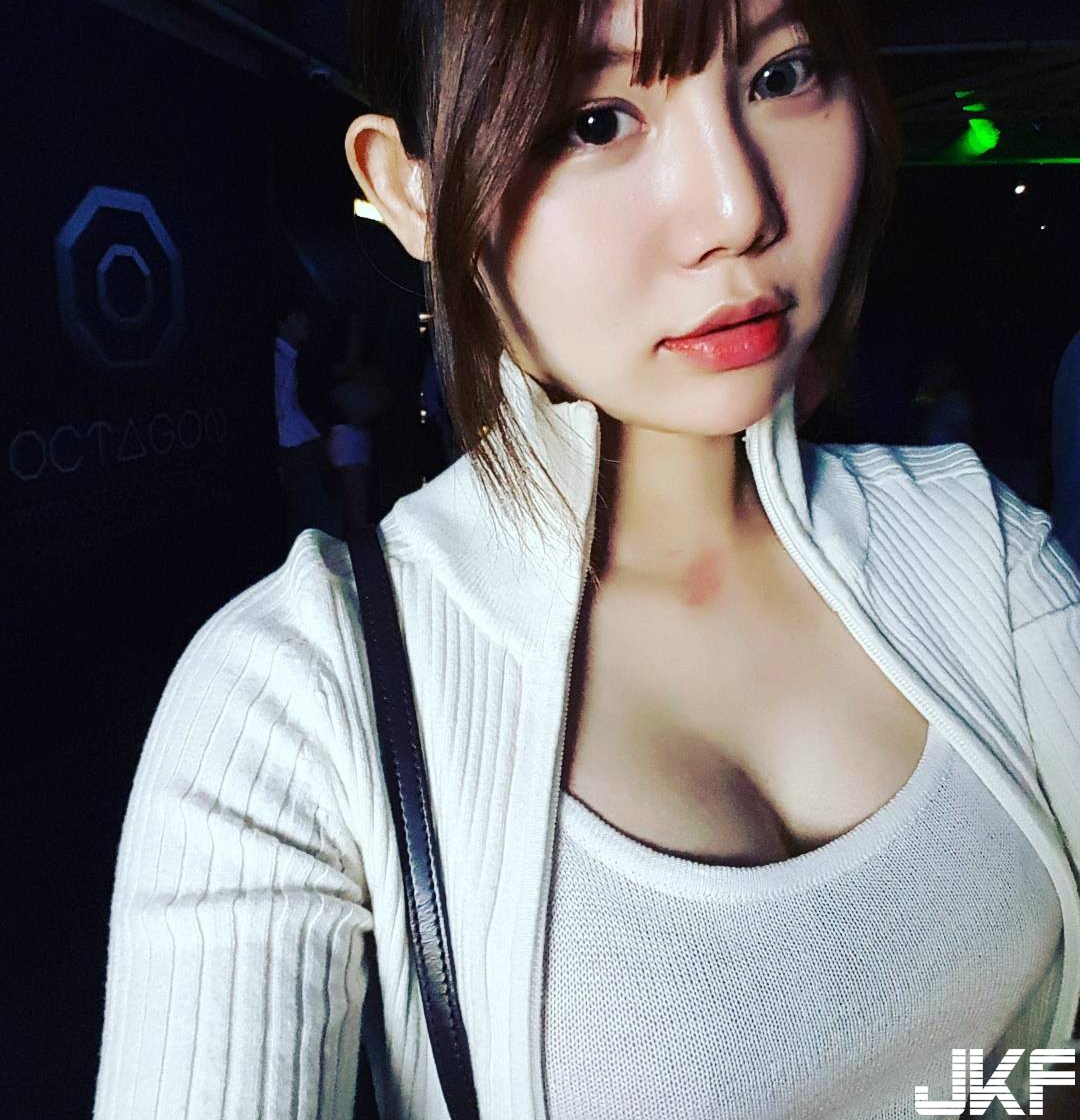性感DJ台上演出，「嫩白美乳」隨節奏上下晃動好助興！全場觀眾都要嗨翻啦