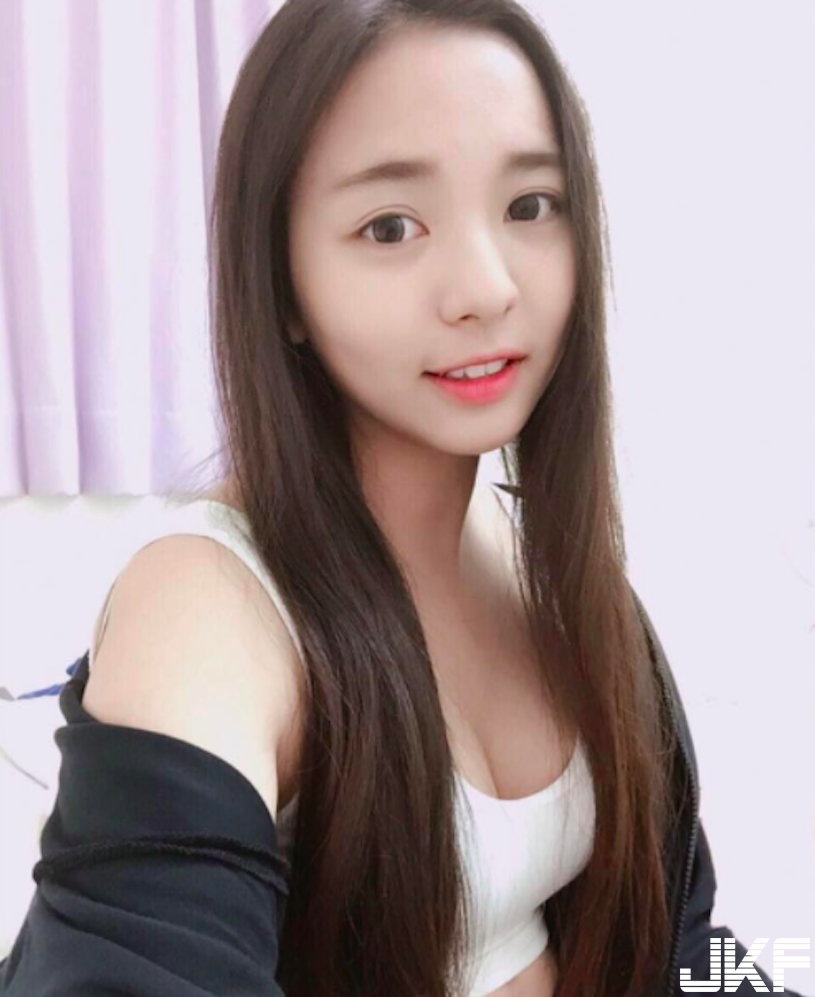 超胸麥當勞正妹！IG 只穿內衣就上鏡，網跪求她將正面轉過來&#8230;