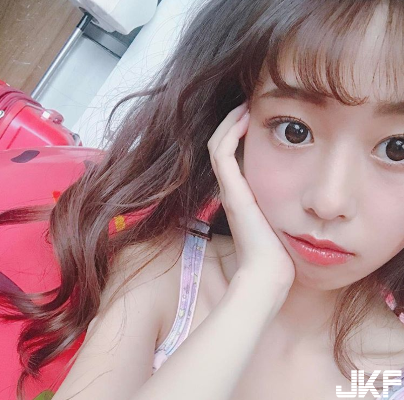 「骨感辣模」一雙白皙長腿加上可愛臉蛋！直接萌殺粉絲！
