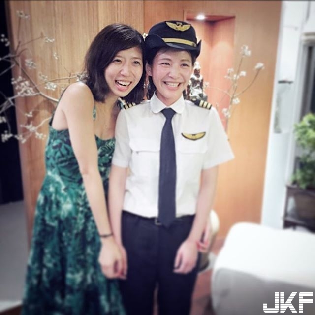 華航機長笑起來打趴一票空姐！不只空姐正連機長也狂：根本最正機長啦