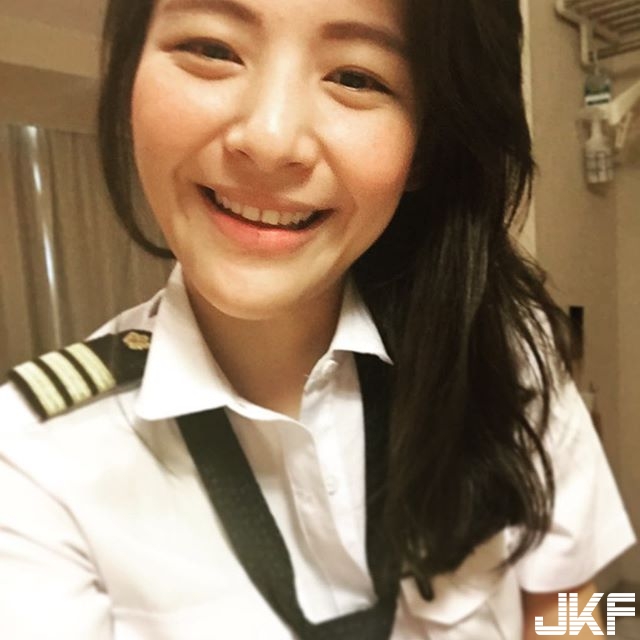 華航機長笑起來打趴一票空姐！不只空姐正連機長也狂：根本最正機長啦