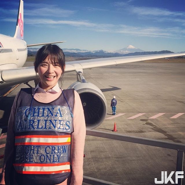 華航機長笑起來打趴一票空姐！不只空姐正連機長也狂：根本最正機長啦