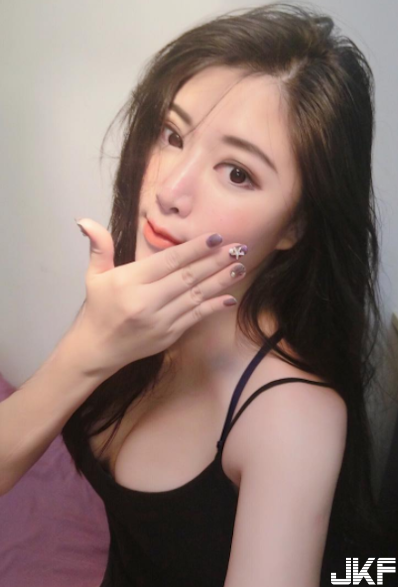 戶外踏青「曬奶奶」！低胸爆乳妹「雪白兩粒」搶盡鋒頭！IG 裡其他照片也曬好曬滿！