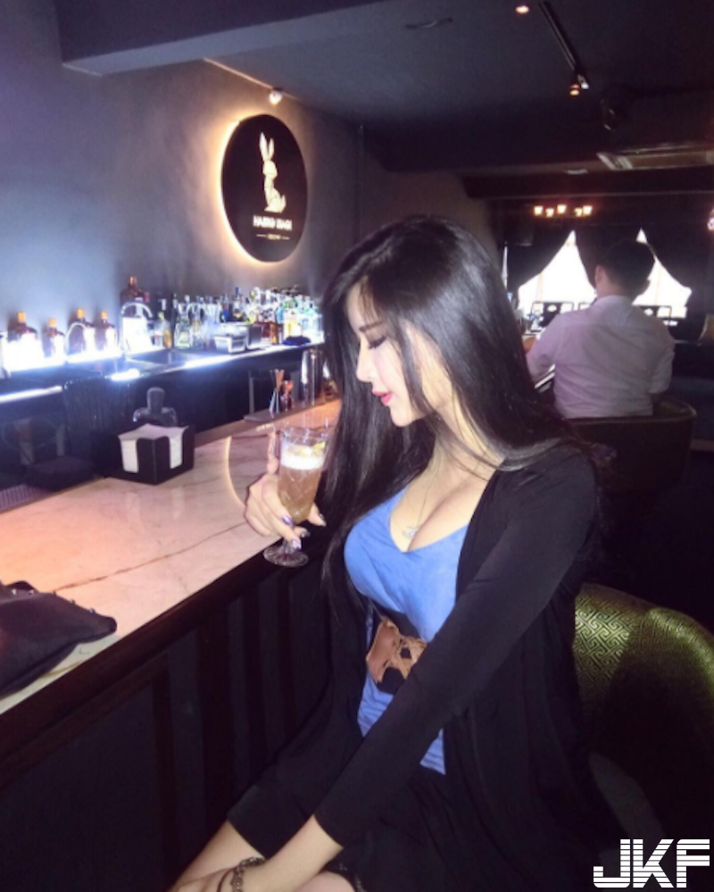戶外踏青「曬奶奶」！低胸爆乳妹「雪白兩粒」搶盡鋒頭！IG 裡其他照片也曬好曬滿！