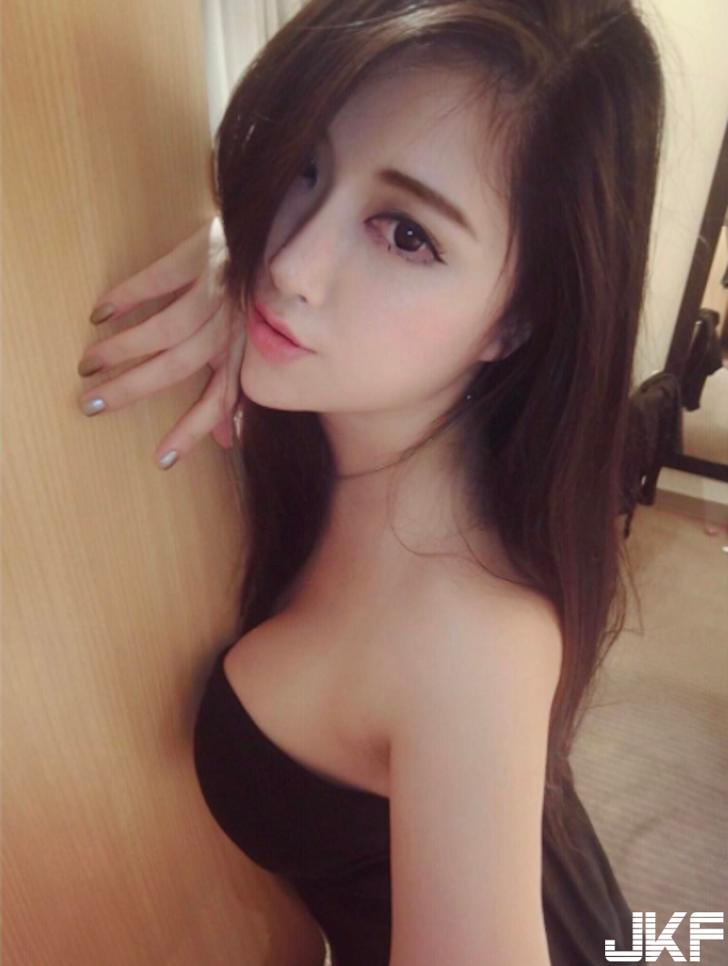 戶外踏青「曬奶奶」！低胸爆乳妹「雪白兩粒」搶盡鋒頭！IG 裡其他照片也曬好曬滿！