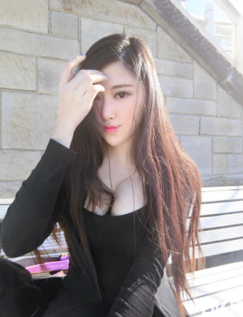 戶外踏青「曬奶奶」！低胸爆乳妹「雪白兩粒」搶盡鋒頭！IG 裡其他照片也曬好曬滿！