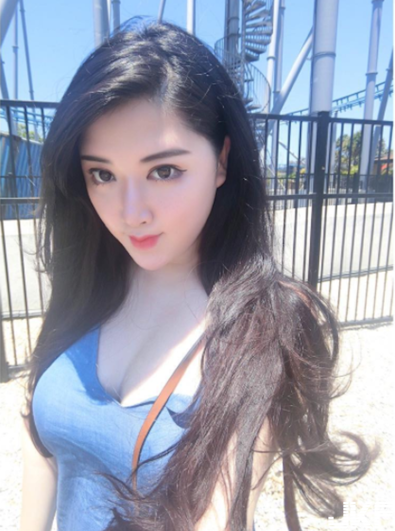 戶外踏青「曬奶奶」！低胸爆乳妹「雪白兩粒」搶盡鋒頭！IG 裡其他照片也曬好曬滿！