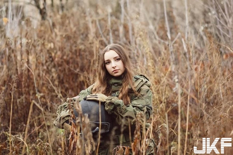 軍事迷心中的女神！俄羅斯「正妹士兵」亮眼程度宛如核彈引爆威力驚人