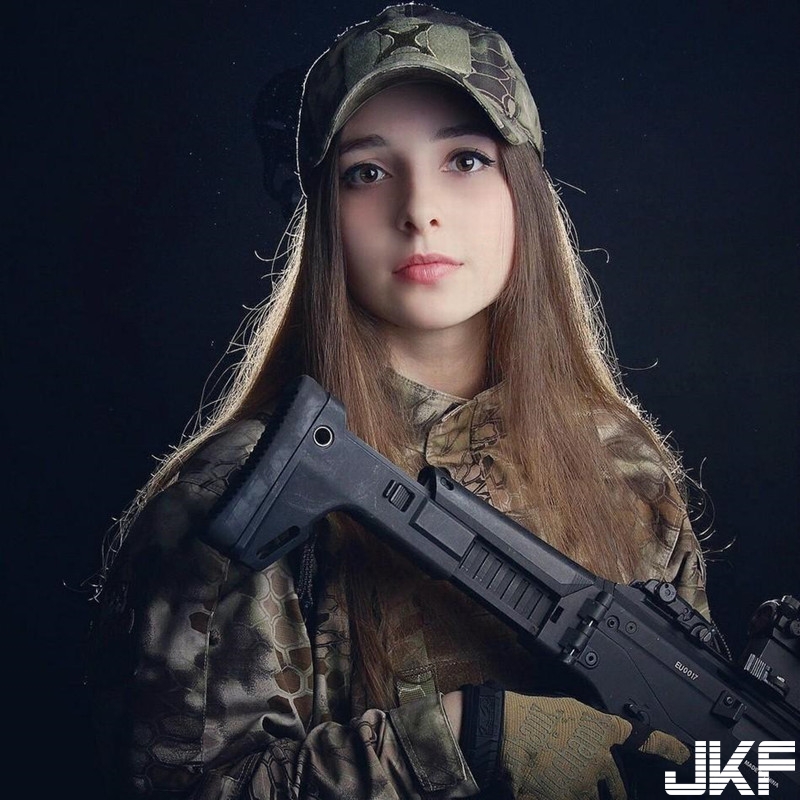 軍事迷心中的女神！俄羅斯「正妹士兵」亮眼程度宛如核彈引爆威力驚人