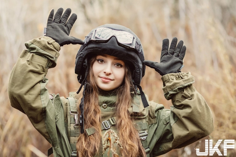 軍事迷心中的女神！俄羅斯「正妹士兵」亮眼程度宛如核彈引爆威力驚人