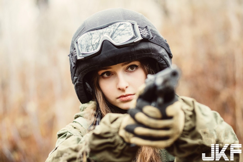 軍事迷心中的女神！俄羅斯「正妹士兵」亮眼程度宛如核彈引爆威力驚人