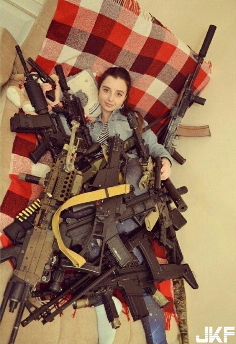 軍事迷心中的女神！俄羅斯「正妹士兵」亮眼程度宛如核彈引爆威力驚人