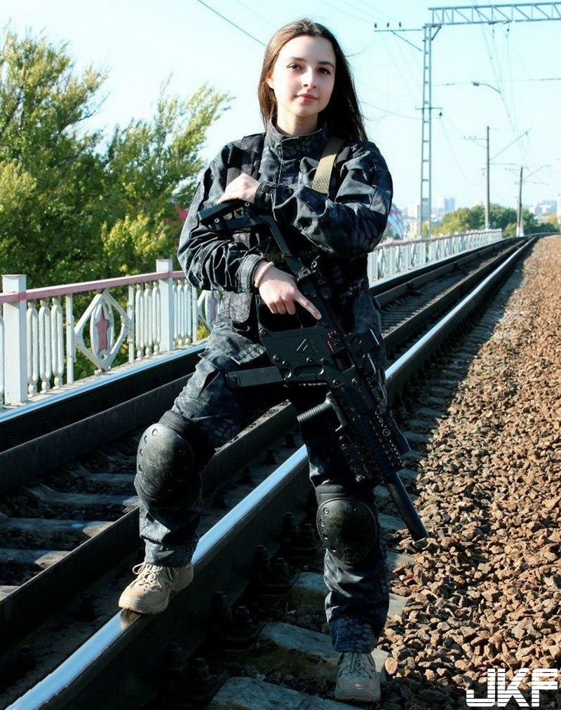 軍事迷心中的女神！俄羅斯「正妹士兵」亮眼程度宛如核彈引爆威力驚人