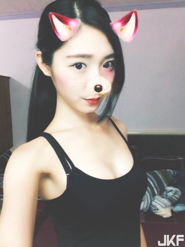 輔大真的出美女！「高顏值正妹」的高挑長腿與極致美背！