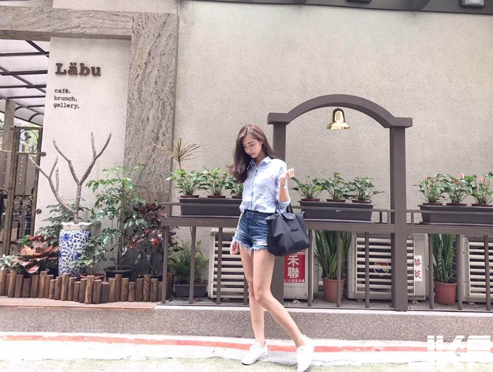 輔大真的出美女！「高顏值正妹」的高挑長腿與極致美背！