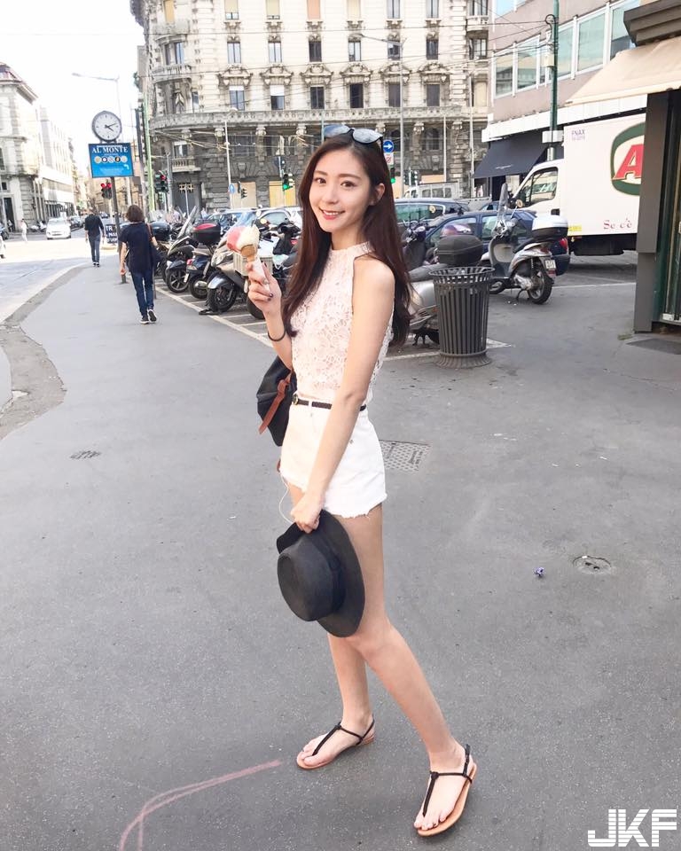 輔大真的出美女！「高顏值正妹」的高挑長腿與極致美背！
