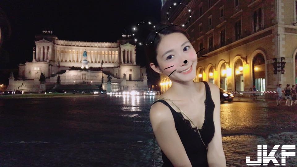 輔大真的出美女！「高顏值正妹」的高挑長腿與極致美背！