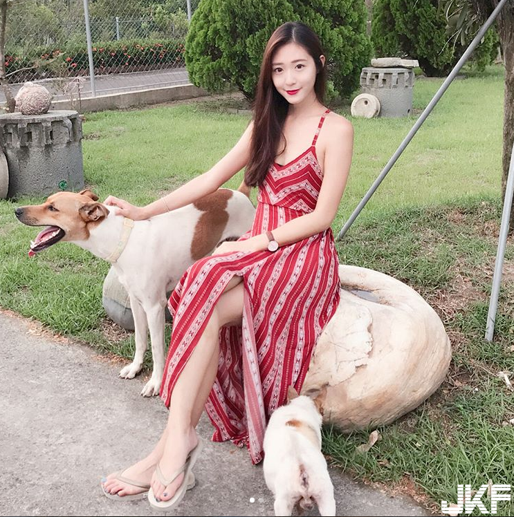 輔大真的出美女！「高顏值正妹」的高挑長腿與極致美背！