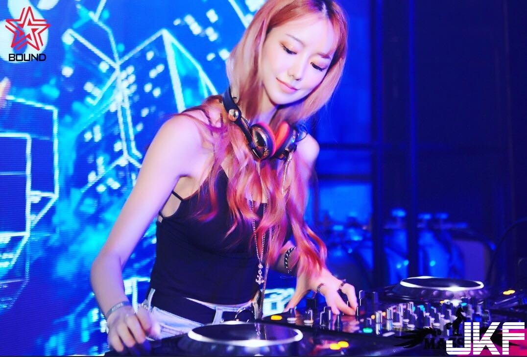 加碼福利！「隱乳系DJ」專業表現&#8230;一對「白嫩小可愛」震不停讓人全身酥麻麻