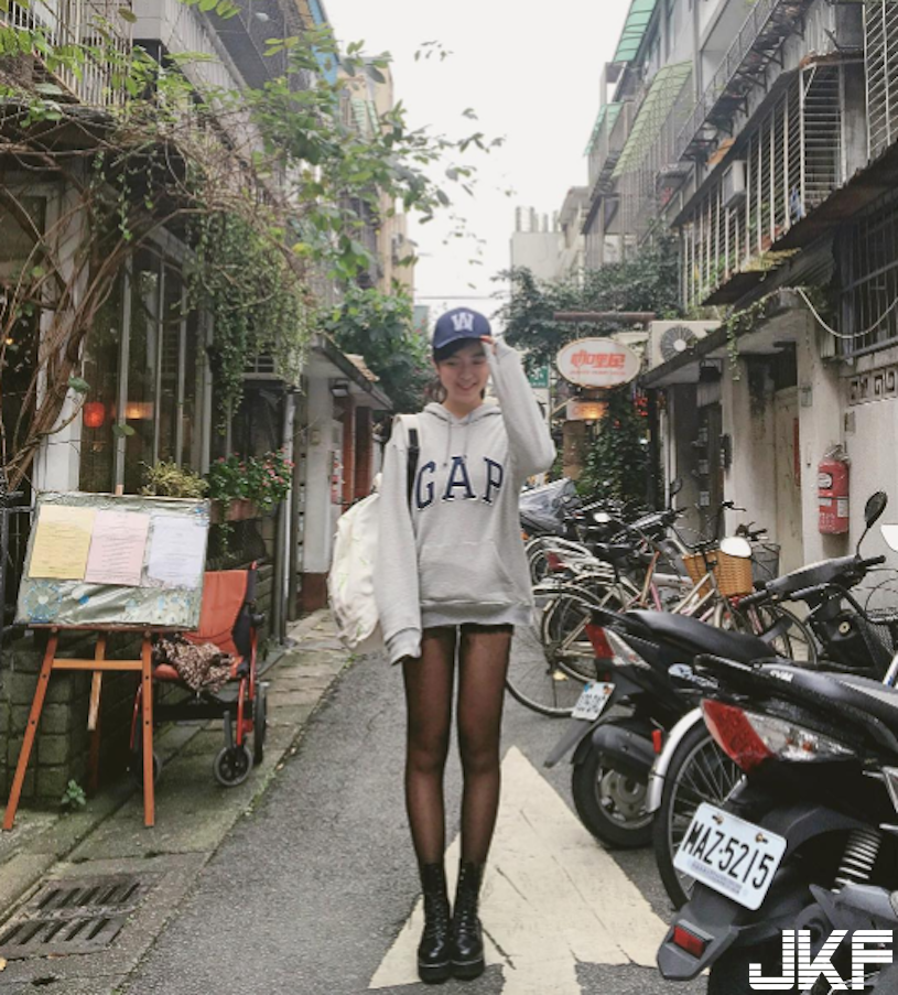 太兇啦！台北爆乳正妹「海邊曬乳」太迷人！超極品「美臀挑逗」畫面沒有極限…