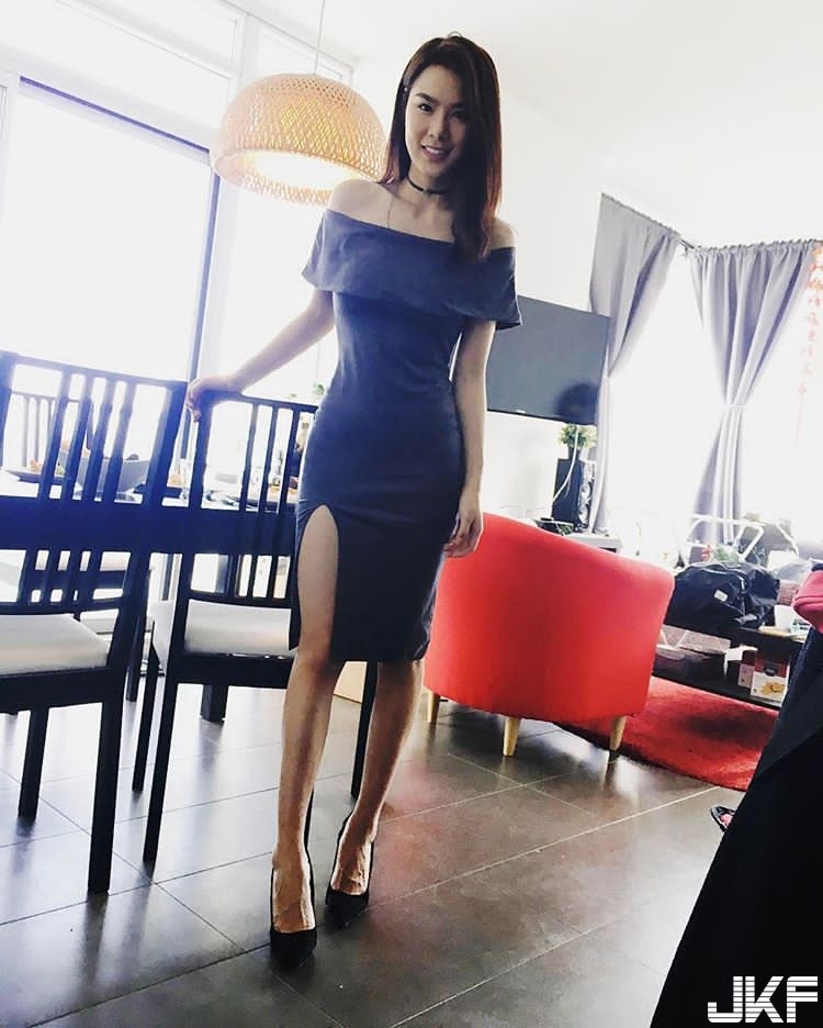 好身材被上衣出賣！高顏值正妹「上衣超緊」長輩形狀都跑出來了！畫面超養眼…
