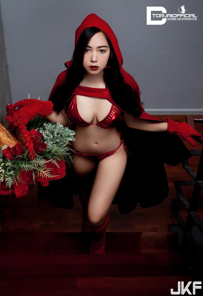 巨乳小紅帽！小紅帽居然只穿內衣，兩顆渾圓呼之欲出：大野狼一定把你吃了！
