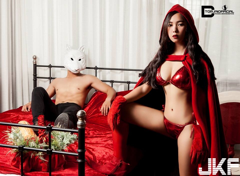 巨乳小紅帽！小紅帽居然只穿內衣，兩顆渾圓呼之欲出：大野狼一定把你吃了！