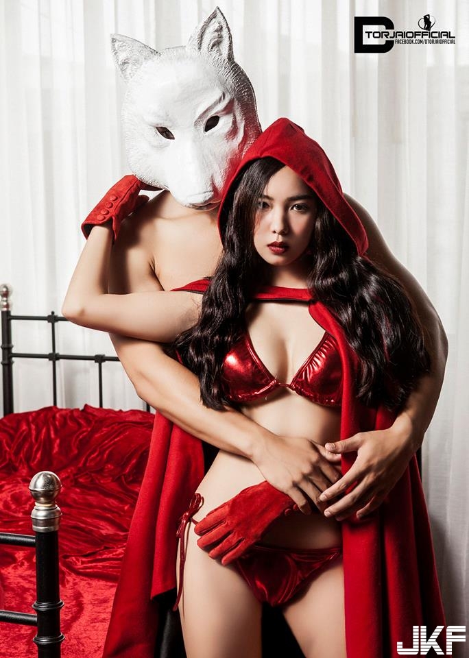 巨乳小紅帽！小紅帽居然只穿內衣，兩顆渾圓呼之欲出：大野狼一定把你吃了！