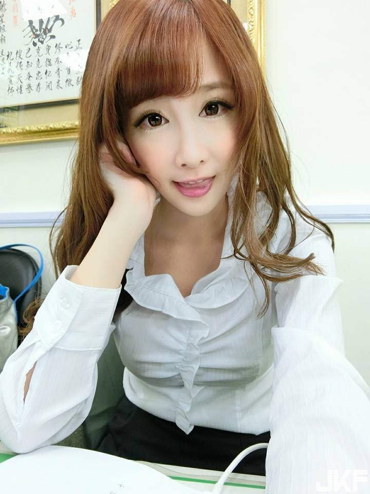 無法抗拒！「爆乳小秘書」制服快爆扣，換上誘惑「比基尼」照樣超噴血！