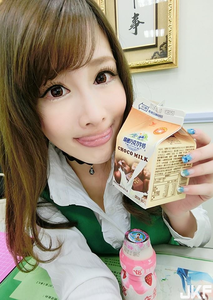 無法抗拒！「爆乳小秘書」制服快爆扣，換上誘惑「比基尼」照樣超噴血！