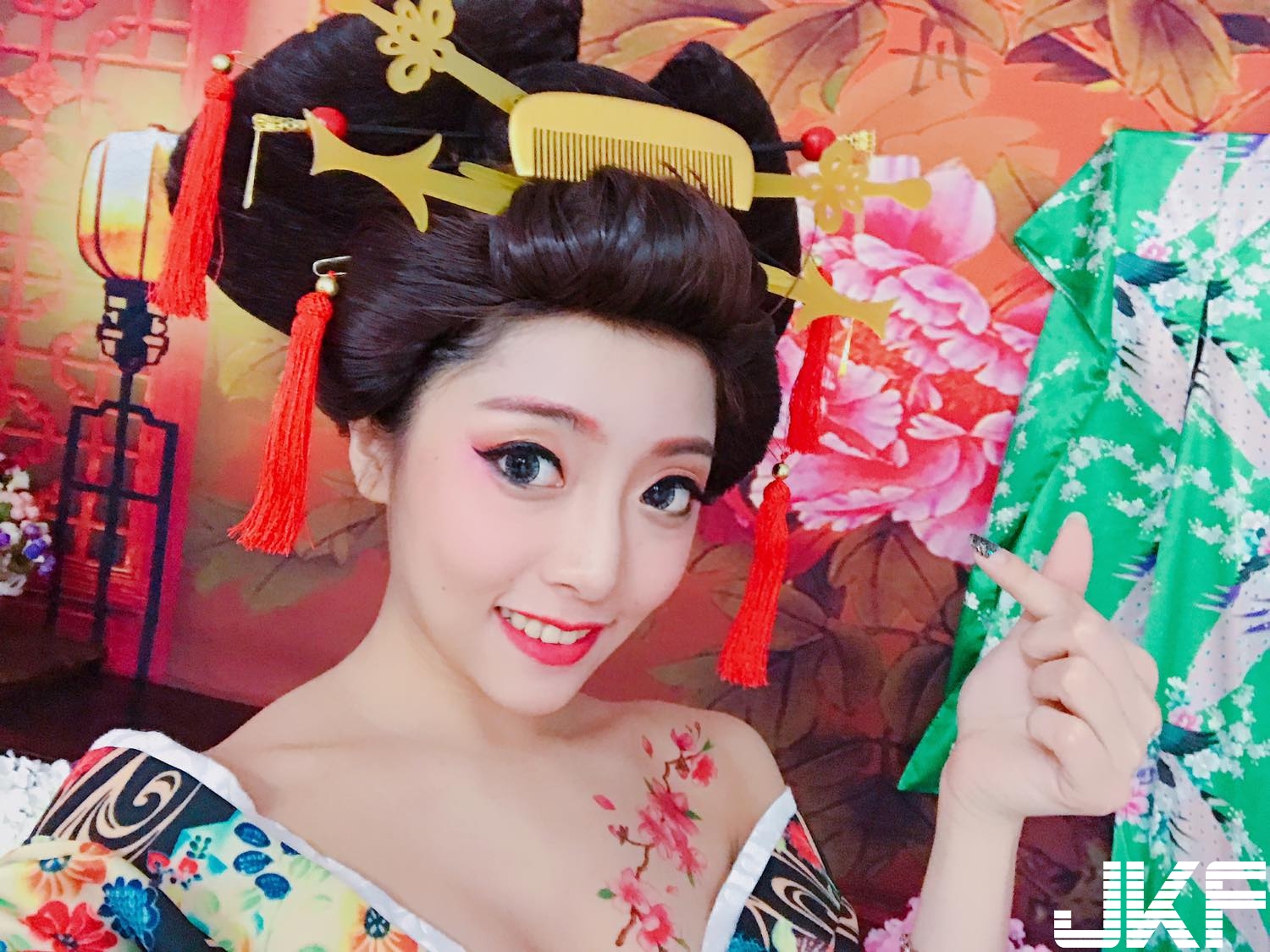 人體手機架94狂！「猛妹」自備大肉墊抗手滑！網友：想體驗觸控感&#8230;