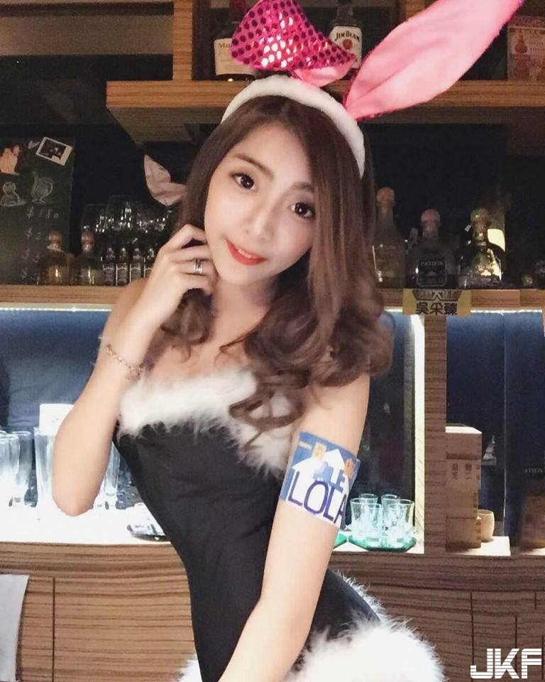 人體手機架94狂！「猛妹」自備大肉墊抗手滑！網友：想體驗觸控感&#8230;