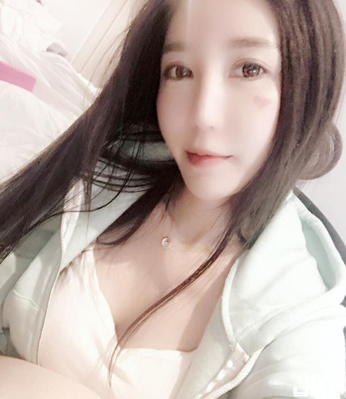 這妹子的雅量驚人！「白皙奶妹」波濤洶湧一波接一波！