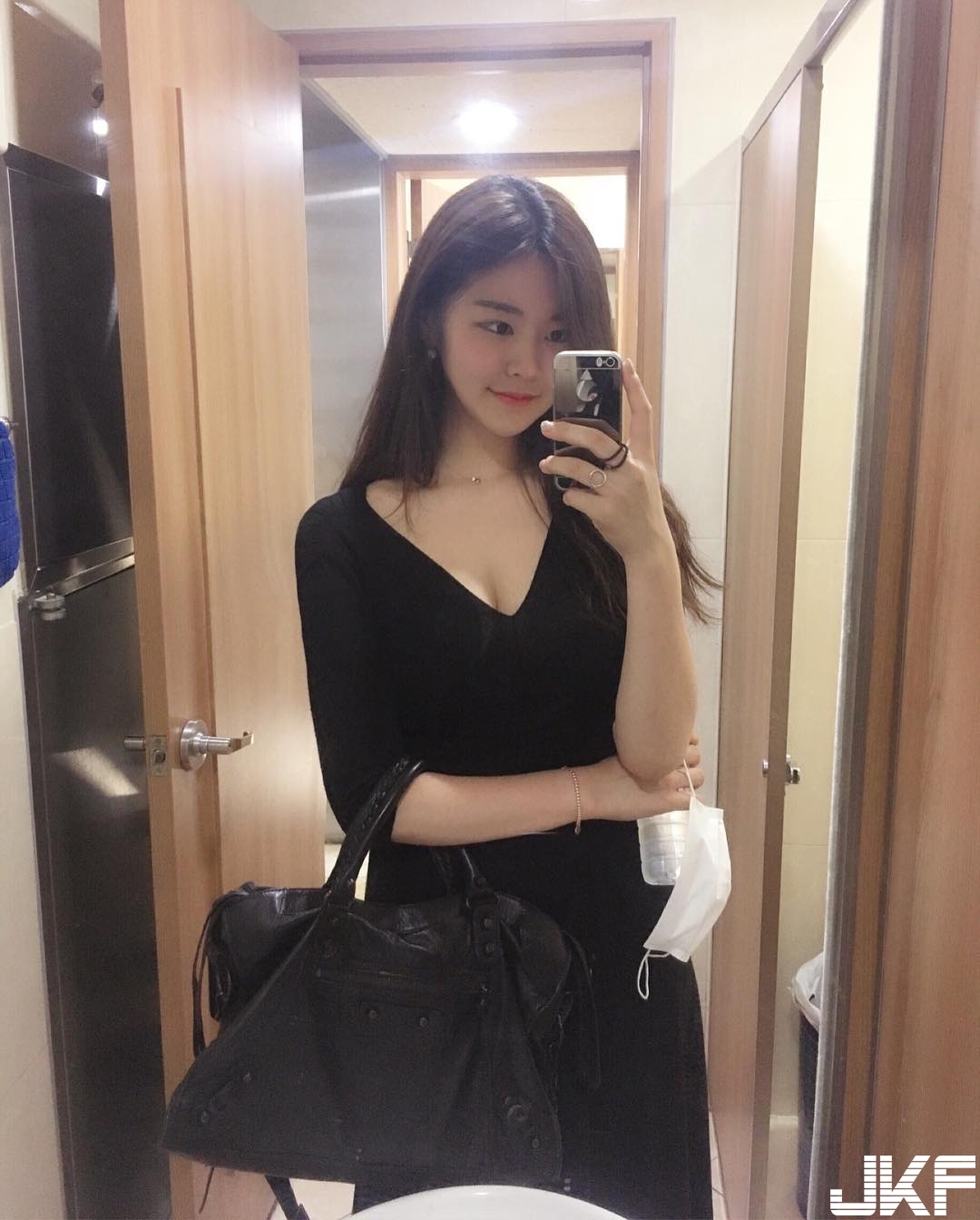開學啦！凶狠學生妹胸前私藏「飽滿鮮肉包」，香氣十足下午也不怕肚子餓啦