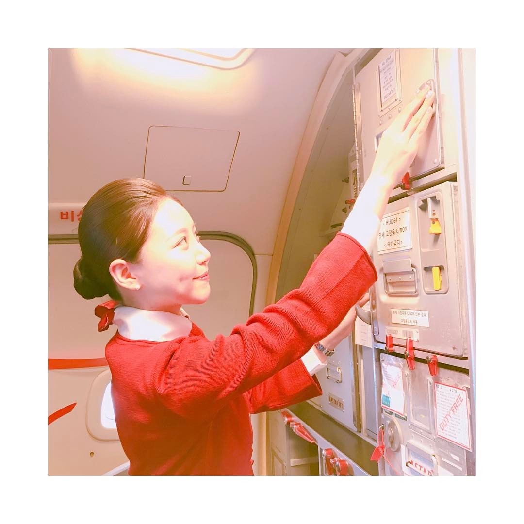 戀愛了！機上驚見女友系空姐「甜美笑容」讓乘客險暈機，網友跪求傳送門
