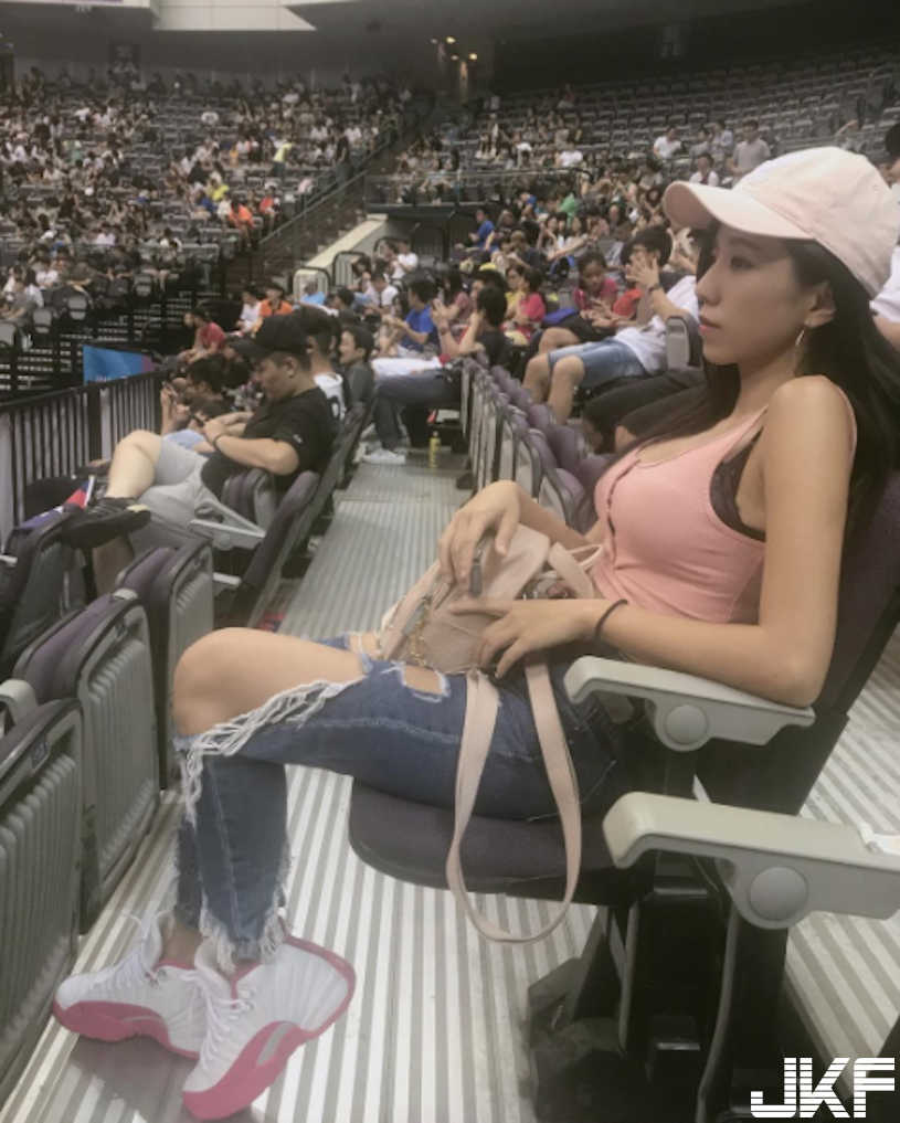 找到了！世大運「爆乳妹」再一發！白嫩美乳好犯規… 場邊加油身材好火辣